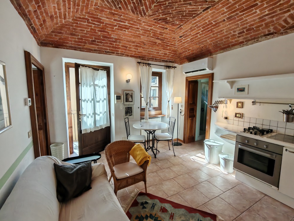 BIELLA BILOCALE DI DESIGN  ARREDATO LIBERO